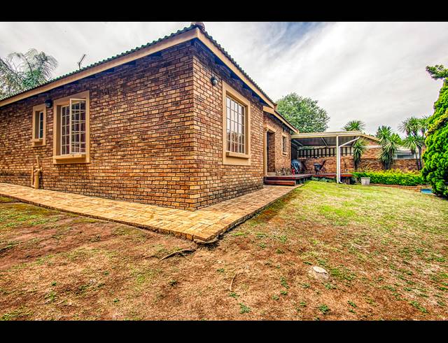 3 BEDROOM SIMPLEX FOR SALE IN FOURWAYS